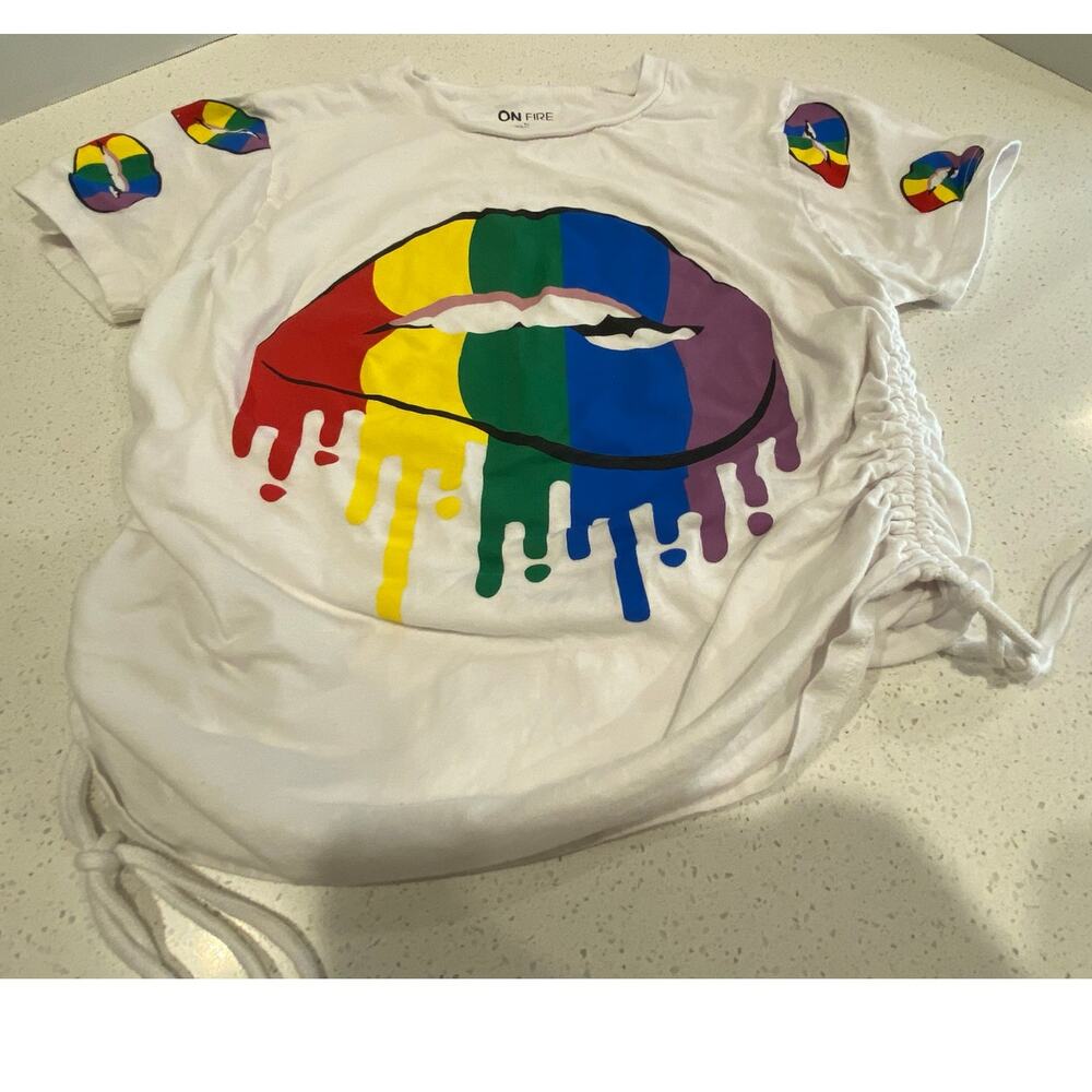 ON FIRE Women's White T-Shirt Multicolor Lips Size Large
